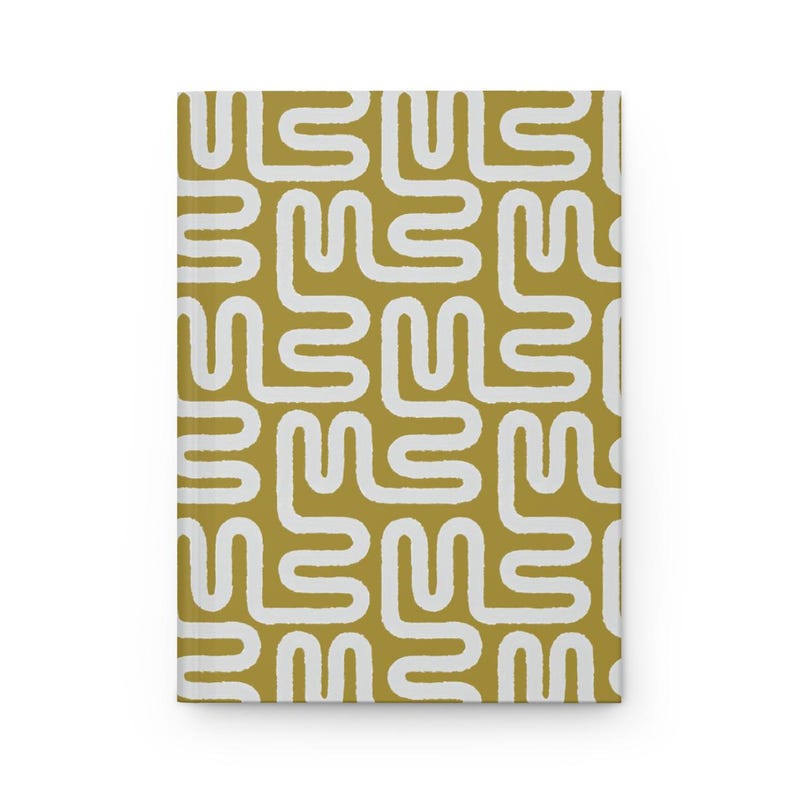Puede incluir: Un cuaderno de tapa dura con un fondo amarillo mostaza y un dise&ntilde;o abstracto blanco repetido. El dise&ntilde;o consiste en formas redondeadas interconectadas, creando un patr&oacute;n texturizado en la cubierta.