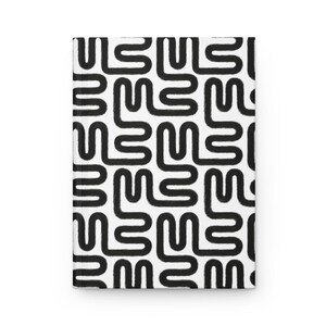 Puede incluir: Un cuaderno blanco con un patr&oacute;n abstracto negro repetido. El patr&oacute;n consiste en l&iacute;neas gruesas y curvas dispuestas en un dise&ntilde;o similar a una cuadr&iacute;cula. El cuaderno est&aacute; cerrado y tiene una est&eacute;tica limpia y minimalista.