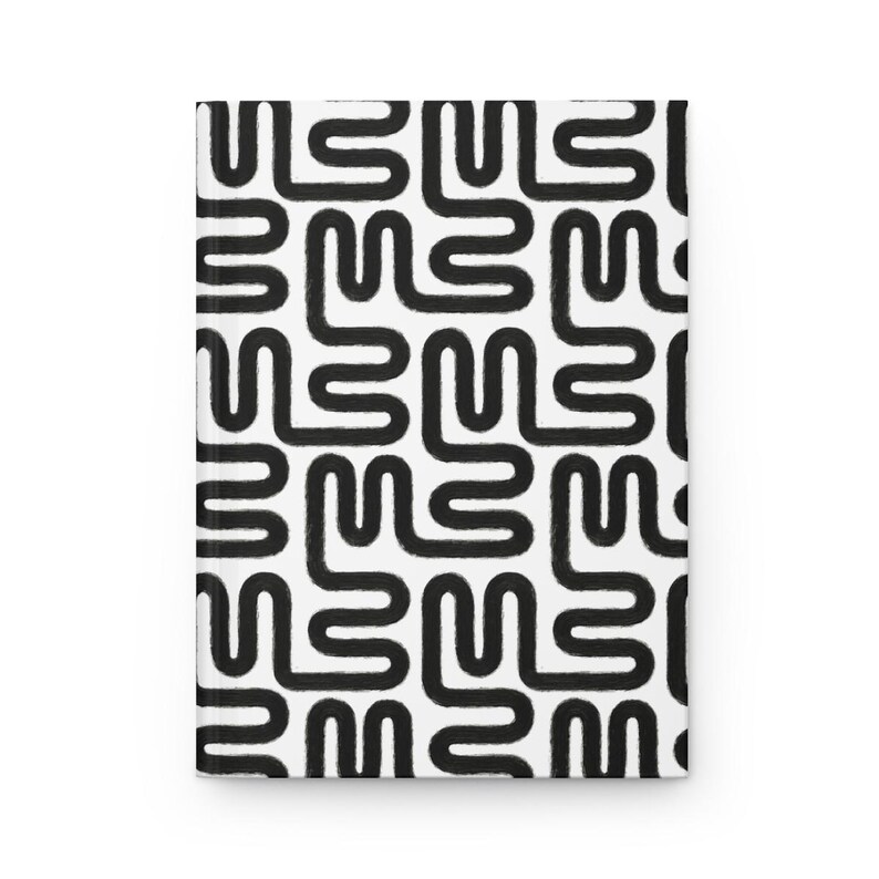 Puede incluir: Un cuaderno blanco con un patr&oacute;n abstracto negro repetido. El patr&oacute;n consiste en l&iacute;neas gruesas y curvas dispuestas en un dise&ntilde;o similar a una cuadr&iacute;cula. El cuaderno est&aacute; cerrado y tiene una est&eacute;tica limpia y minimalista.