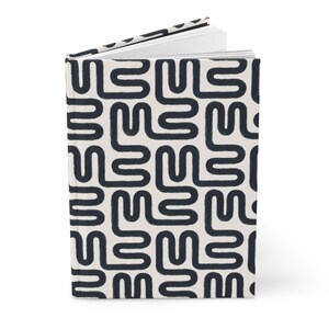 Cuaderno de tapa dura Winding Roads, diseño abstracto moderno con acabado mate. Charcoal & Cream