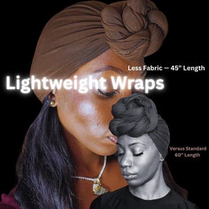 Może przedstawiać: Na zdjęciu widoczna jest brązowa, lekka chusta z wiązanym wzorem, o długości 114 cm. Tekst "Lightweight Wraps" jest wyświetlany na biało. Pokazana jest również druga chusta, w kolorze czarnym. Wyświetlany jest tekst "Versus Standard 152 cm Length".
