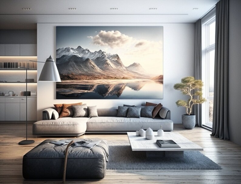 Puede incluir: Un sal&oacute;n moderno con un gran sof&aacute; seccional gris, una mesa de caf&eacute; blanca y una gran impresi&oacute;n enmarcada de un paisaje de monta&ntilde;a con un reflejo de lago. La habitaci&oacute;n tiene una alfombra gris, un otomano gris y un &aacute;rbol bons&aacute;i en maceta.