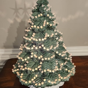 Árbol de Navidad de cerámica de abeto Nowell Sierra mediano