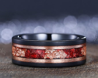 Peut inclure: Une bague en carbure de tungstène noir avec un incrustation de cuivre et de rouge. La bague a une finition polie.