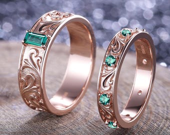 Ensemble de bagues de fiançailles faites main en or rose 14 carats et émeraudes - Alliances pour couple