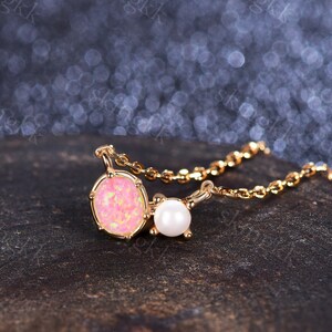Handgjort halsband med rosa opal, guldpärlhänge, smycken med födelsesten