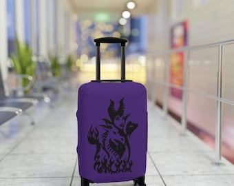 Può includere: Valigia viola con una silhouette nera di Malefica de La Bella Addormentata nel Bosco di Disney. La silhouette mostra Malefica con le sue corna, le ali e il suo bastone.