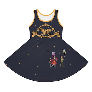 Può includere: Un abito a ruota blu navy con un logo dorato "Treasure Island" e immagini di Capitan Uncino, Peter Pan e Trilly.