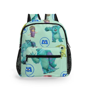 Puede incluir: Una mochila azul claro con un patrón repetido de personajes de la película Monsters Inc. Los personajes incluyen a Sully, Mike y Boo. La mochila tiene una cremallera negra y un bolsillo de malla en el lateral.
