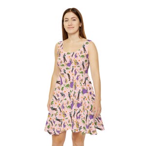 Puede incluir: Un vestido rosa sin mangas con un estampado de personajes de la película animada Enredados. El vestido tiene un corpiño ajustado y una falda acampanada.