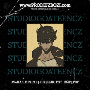 Puede incluir: Una ilustración digital en blanco y negro de un personaje con cabello negro y una chaqueta negra. El personaje tiene una expresión seria y mira directamente al espectador. La imagen está rodeada de un fondo negro con el texto "STUDIOGOATEENCZ" en letras blancas. El texto "AVAILABLE IN | 3.8 | PES | EMB | DST | BMP | PDF" también es visible en la parte inferior de la imagen.