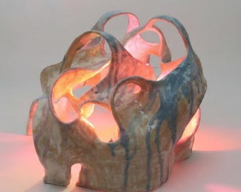 Lámpara de mesa de cerámica orgánica hecha a mano, inspirada en la naturaleza, luz de acento para dormitorio, luz nocturna para guardería, escultura artesanal única, regalo de inauguración de casa