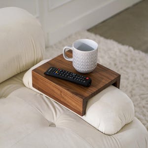 Bandeja para brazo de sofá de nogal, mesa en forma de C de nogal para brazo de sofá, mesa con reposabrazos para sofá, mesa auxiliar con brazo de sofá, mesa en forma de C para espacios pequeños