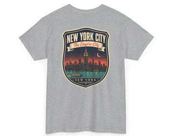 Nueva York - Camiseta con etiqueta de equipaje de mediados de siglo / Camiseta retro con el perfil de la ciudad