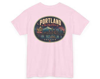 Portland - Camiseta con etiqueta de equipaje de mediados de siglo / Camiseta retro con el escudo de la ciudad