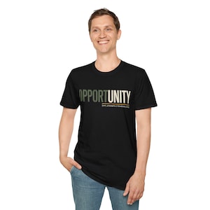 Può includere: T-shirt girocollo nero con la scritta "OPPORTUNITY" stampata sul petto in verde oliva, bianco e arancione. Il testo "UNIT, STRENGTH, & COHESION, LOGO" è stampato sotto la parola "OPPORTUNITY".