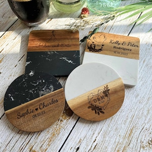 Pu&ograve; includere: Quattro sottobicchieri diversi con un design in marmo e legno. I sottobicchieri presentano un testo personalizzato con nomi e date. I sottobicchieri sono perfetti per aggiungere un tocco di personalizzazione alla tua decorazione domestica.