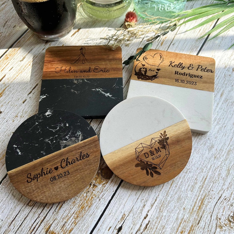 Pu&ograve; includere: Quattro sottobicchieri diversi con un design in marmo e legno. I sottobicchieri presentano un testo personalizzato con nomi e date. I sottobicchieri sono perfetti per aggiungere un tocco di personalizzazione alla tua decorazione domestica.