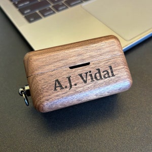 Puede incluir: Una caja de madera con tapa abatible y cierre met&aacute;lico. La caja est&aacute; grabada con el nombre "A.J. Vidal".