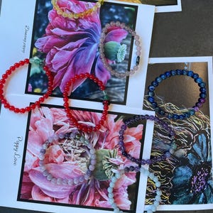Collaboration V & V - Des bracelets de pierres précieuses associés à des cartes représentant des peintures et des photographies de la nature uniques en leur genre.