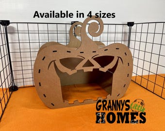 Könnte beinhalten: Ein braunes, kartonfarbenes, Kürbis-förmiges Haus für Haustiere mit einem gruseligen Gesicht. Das Haus ist in vier Größen erhältlich. Der Text "Granny's Little Homes" ist in der rechten unteren Ecke des Bildes zu sehen.