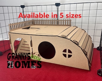 Puede incluir: Una casa de juegos de cartón para mascotas pequeñas, con una rampa, un túnel y una plataforma con una valla. La casa de juegos es de color marrón y tiene una pequeña ventana. El texto "Available in 5 sizes" está escrito en rojo sobre la casa de juegos. El texto "Granny's Little Homes" está escrito en negro debajo de la casa de juegos.