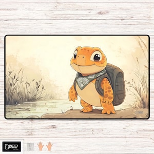 Tapete de juego o tapete de escritorio de TCG Tater the Turtle - 24" x 14" o 31,5" x 15,5" - Lindo tapete de escritorio para niños - Serie My First Playmat - Diseño de tortuga - Kawai