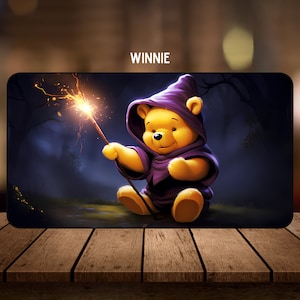 Winnie, le début de la sorcellerie - tapis de jeu JCC - 22 x 12 po. - tapis de jeu de société ou de cartes