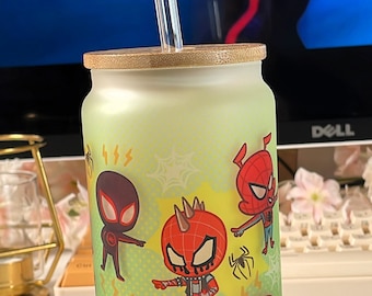 Vaso de vidrio de 18 oz / Spider & Friends / Superhéroes / Héroes de cómics / Kawaii / Lindo / Vaso de vidrio con tapa de bambú / Pajita de vidrio reutilizable