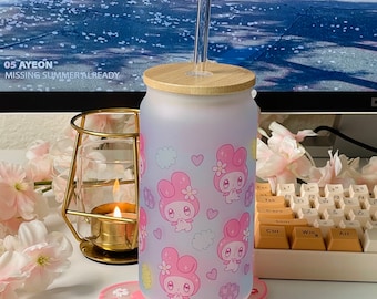 Lindo vaso de conejito, con un lindo fondo de nubes de caramelo arcoíris, taza de conejito rosa, vaso de café helado, lata de vidrio con tapa de bambú y pajita de vidrio