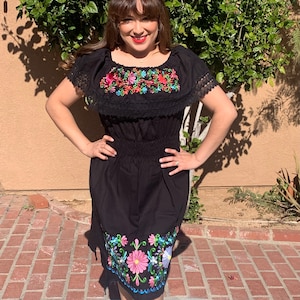 Mexican floral Embroidered Dress. Size S - XL. Traditional Mexican Dress. Artisanal Mexican Dress. Mexican floral Party Dress.