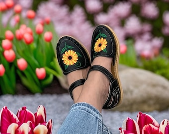 Sandalias Huarache Mexicanas/ Huaraches de piel para Mujer/ Huarache Leather Sandals for Women/ Sandalias Huarache de punta cerrada con bordado de girasol