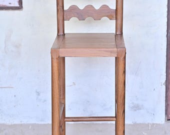 Taburete de mostrador de madera hecho a mano - Silla de bar rústica tallada con reposapiés - Silla de altura de mostrador estilo boho para isla de cocina, comedor y bar en casa