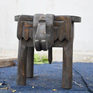 Handgefertigter grauer Holzhocker Elefant - Vielseitiger Puja Hocker, Pflanzgefäßständer 10 Zoll