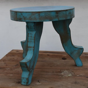 Handgefertigter Hocker aus Holz mit blauem Finish - Vielseitiger Puja-Hocker