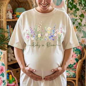 Chemise pour faire-part de grossesse Comfort Colors® : t-shirt Bébé en fleurs, t-shirt de maternité printanier