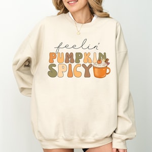 パンプキン スパイシー スウェットシャツ、パンプキン スパイス シャツ、パンプキン スパイス ラテ T シャツ、ハロウィン コーヒー スウェットシャツ、心地よい秋色スウェットシャツ