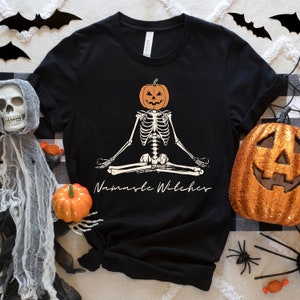 namaste heksen shirt namaste spooky yoga shirt yoga skelet t-shirt yoga halloween shirt pompoen skelet halloween cadeau voor yogi skelet