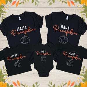 Pu&ograve; includere: Set di cinque magliette nere con disegni di zucca e testo che recita "Mama Pumpkin", "Dada Pumpkin", "Baby Pumpkin", "Little Pumpkin" e "Mini Pumpkin".