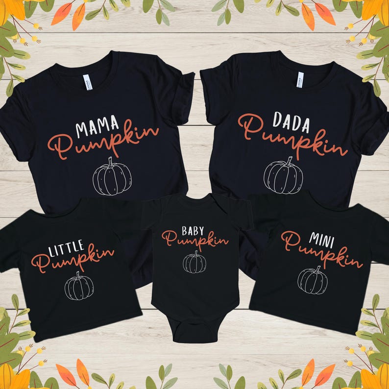 Pu&ograve; includere: Set di cinque magliette nere con disegni di zucca e testo che recita "Mama Pumpkin", "Dada Pumpkin", "Baby Pumpkin", "Little Pumpkin" e "Mini Pumpkin".