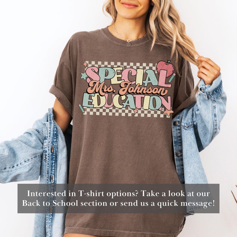 Op de afbeelding: Bruin t-shirt met de tekst "SPECIAL Mrs. Johnson EDUCATION" in een kleurrijke retro-stijl, met een dambordpatroon en een appelafbeelding. Onderdeel van een Back to School collectie.
