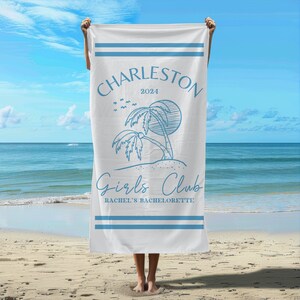 Puede incluir: Toalla de playa blanca con rayas azules y texto que dice "Charleston 2024 Girls Club Rachel's Bachelorette" con una ilustraci&oacute;n de palmera.