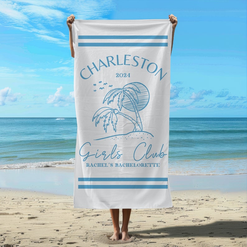 Puede incluir: Toalla de playa blanca con rayas azules y texto que dice "Charleston 2024 Girls Club Rachel's Bachelorette" con una ilustraci&oacute;n de palmera.