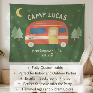 Puede incluir: Un tapiz verde con tem&aacute;tica de camping con una autocaravana roja, dos &aacute;rboles verdes y estrellas blancas. El texto "CAMP LUCAS" est&aacute; en la parte superior, y "Lucas #3" est&aacute; en la autocaravana. El texto "Breckendidge, CA EST. 2021" est&aacute; debajo de la autocaravana.