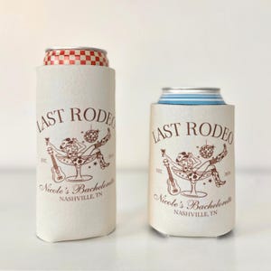 Pu&ograve; includere: Due refrigeratori per lattine bianchi con una grafica marrone di una donna seduta in un bicchiere da martini con una palla da discoteca e una chitarra. Il testo sui refrigeratori recita "Last Rodeo" e "Nicole's Bachelorette Nashville, TN".