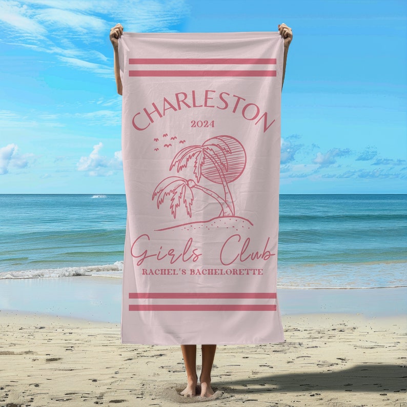 Puede incluir: Toalla de playa rosa con el texto "Charleston 2024" y "Girls Club Rachel's Bachelorette" impreso en ella. La toalla presenta una palmera y un gr&aacute;fico de sol.
