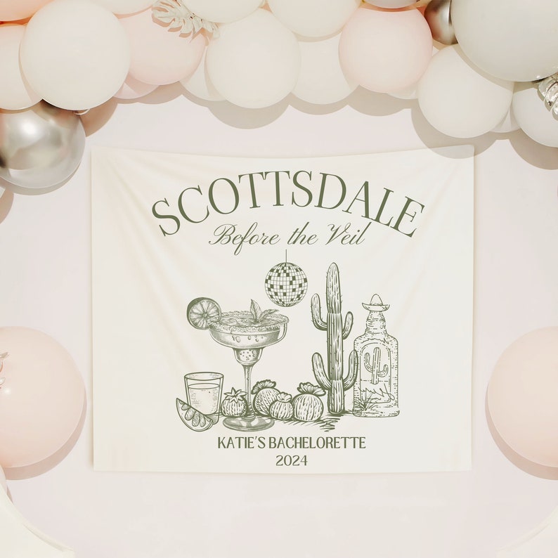 Puede incluir: Una pancarta crema con el texto "SCOTTSDALE Before the Veil" y "KATIE'S BACHELORETTE 2024". La pancarta presenta ilustraciones de una margarita, un cactus, una botella de tequila y una bola de discoteca. Globos blancos, plateados y rosas rodean la pancarta.