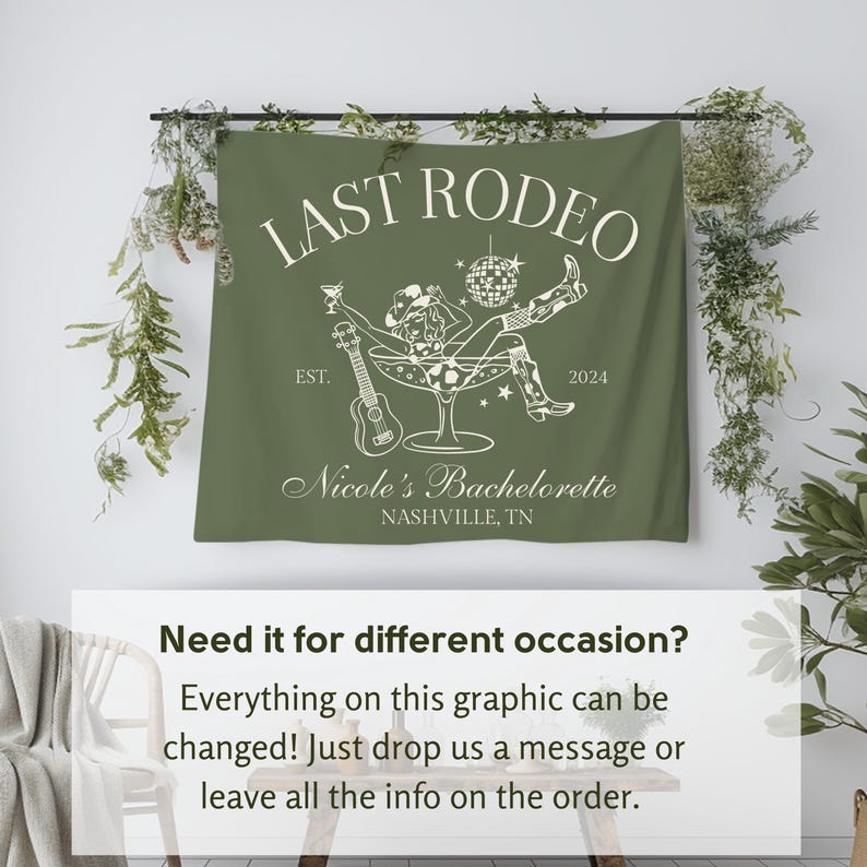 Pu&ograve; includere: Un arazzo verde con testo bianco che recita "Last Rodeo" con una silhouette di una cowgirl che tiene un drink e un ukulele. Il testo include anche "Est. 2024" e "Nicole's Bachelorette Nashville, TN".