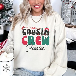Cousin Crew Weihnachten Sweatshirt, Cousin Weihnachten Shirt, Cousin Crew Kleinkind Shirt, Cousin Passende T-Shirts mit Namen, Weihnachts Shirt