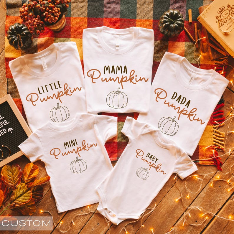Pu&ograve; includere: Cinque magliette bianche con diversi disegni a tema zucca. Le magliette dicono "Little Pumpkin", "Mama Pumpkin", "Dada Pumpkin", "Mini Pumpkin" e "Baby Pumpkin".